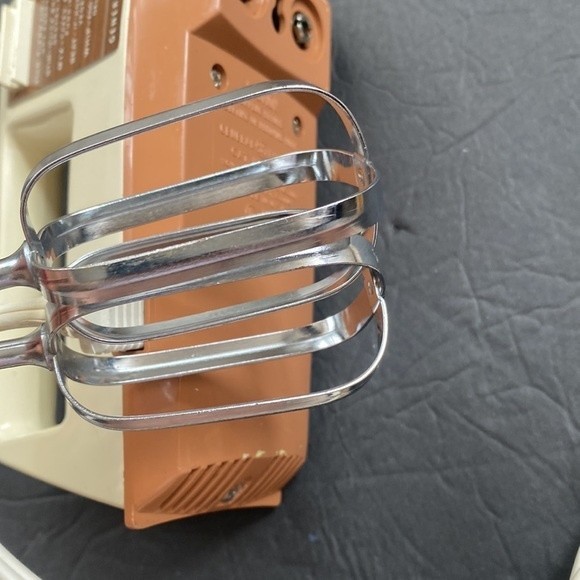 General Electric Vintage Yellow Hand Mixer D1-M22 Works Made in USA - Picture 7 of 7